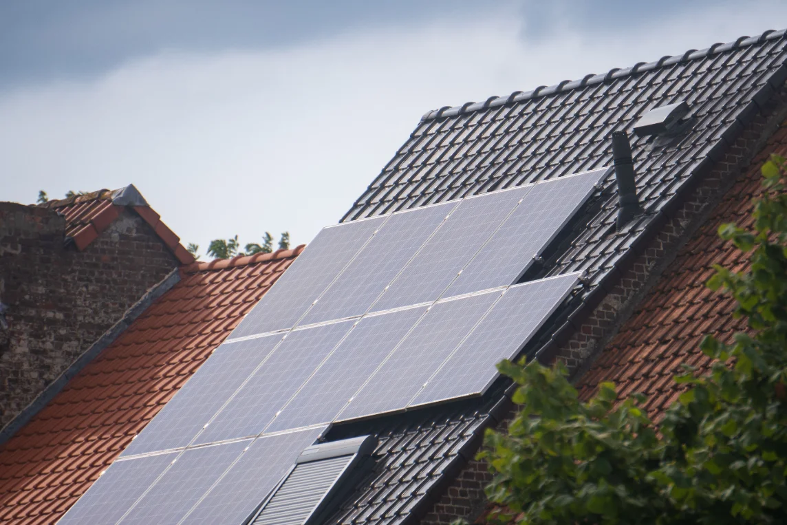 Energetische Modernisierung: Photovoltaik auf einem sanierten Dach